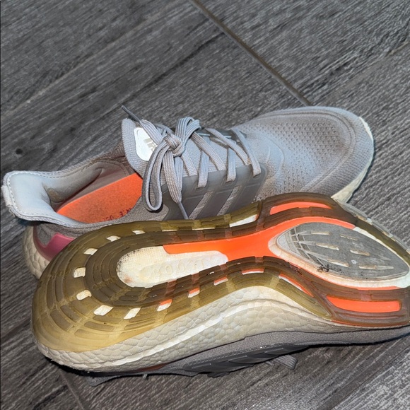Adidas Women's Ultraboost Gray and Pink Athletic Shoes Size 8 - Picture 2 of 5